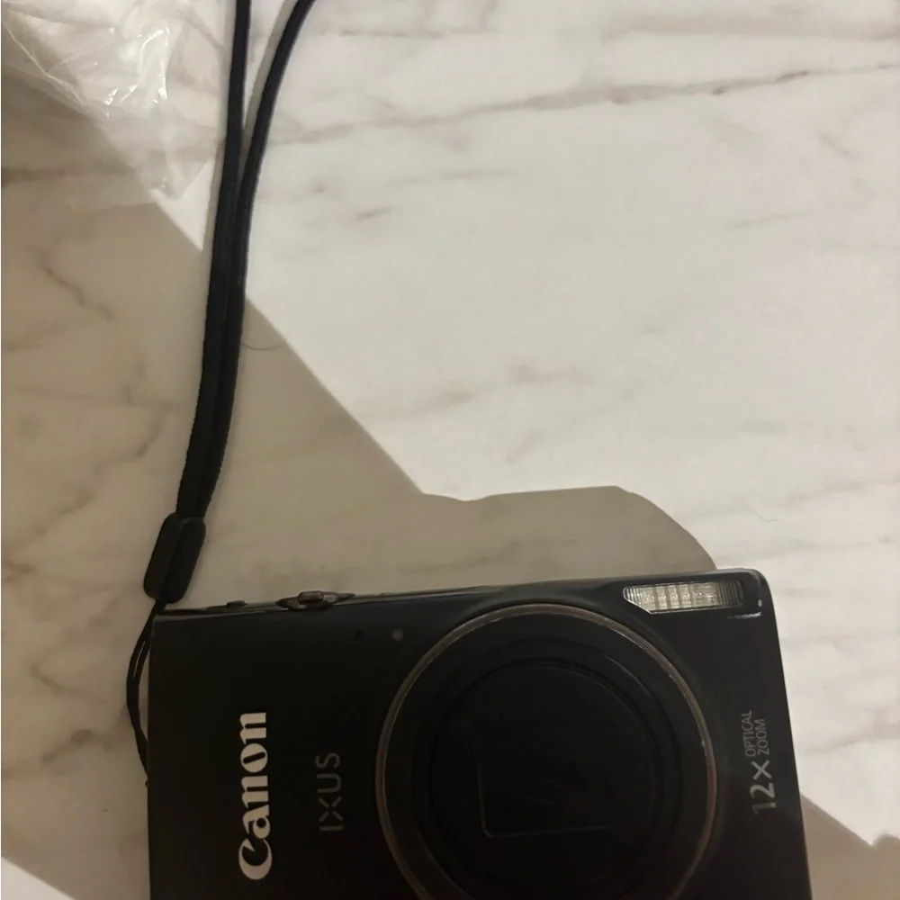 Canon IXUS Black Compact Digital Camera